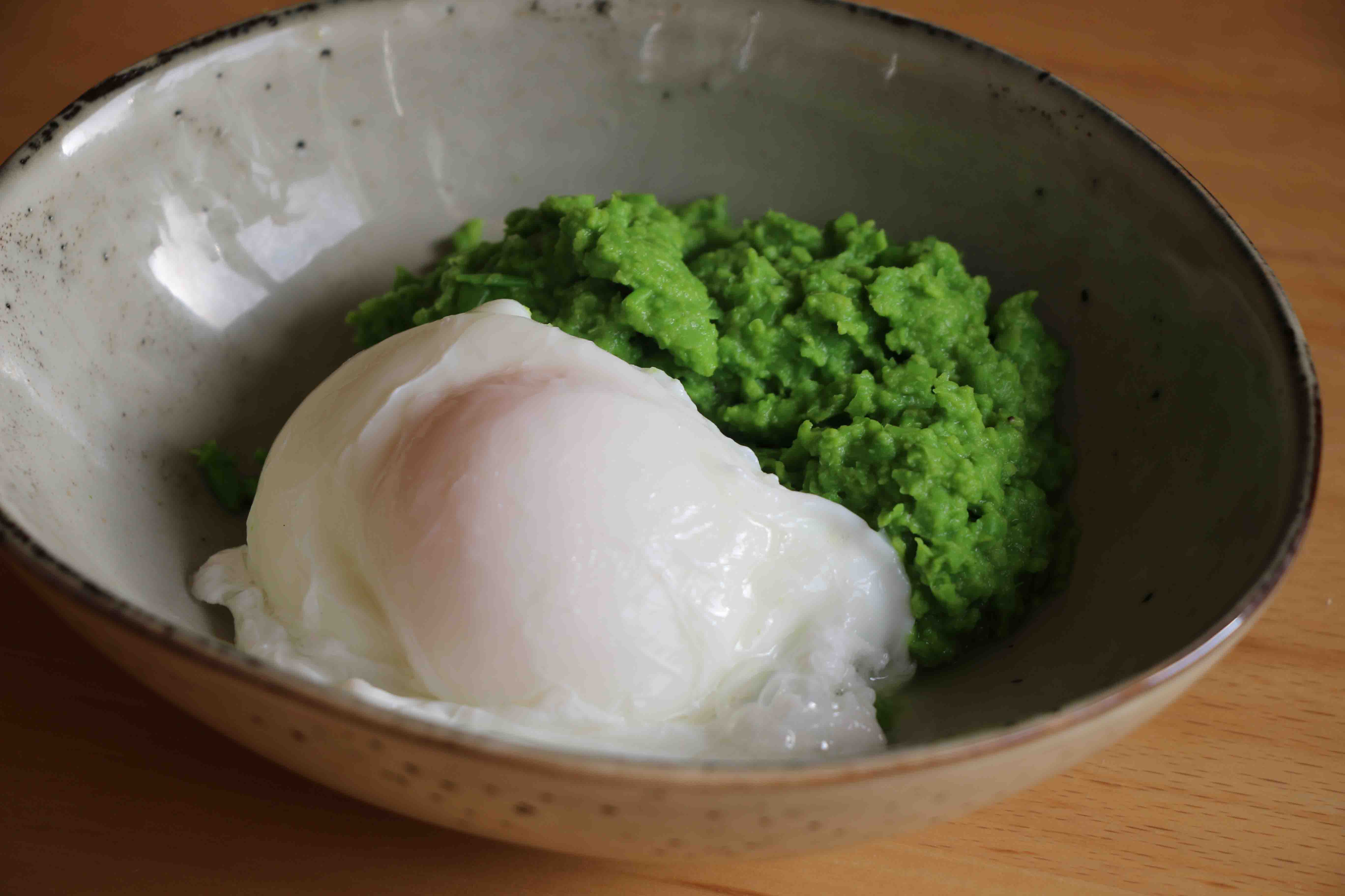 Erbsenpüree mit pochiertem Ei | Vegetastisch