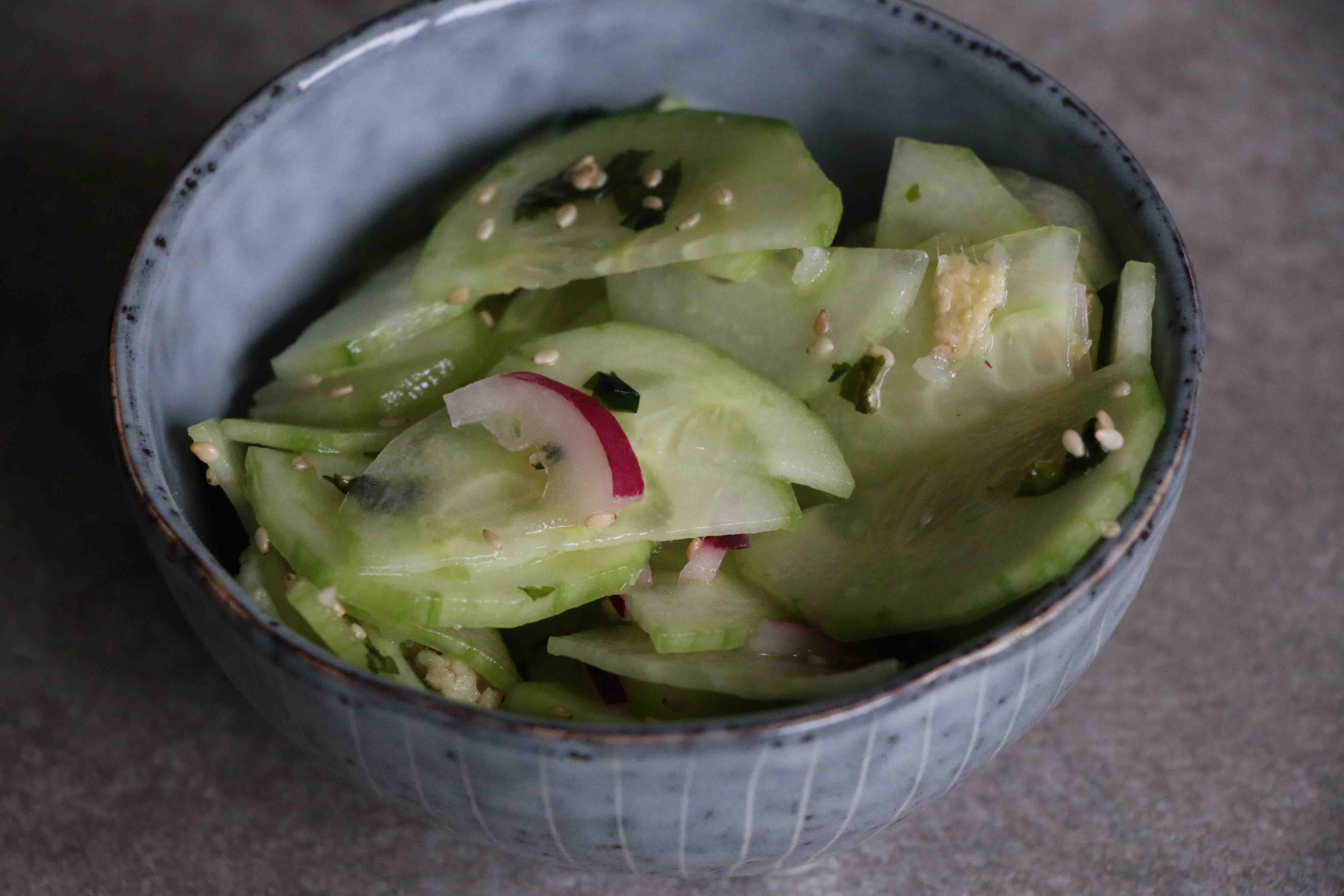 Gurkensalat mit Ingwer und Knoblauch | Vegetastisch