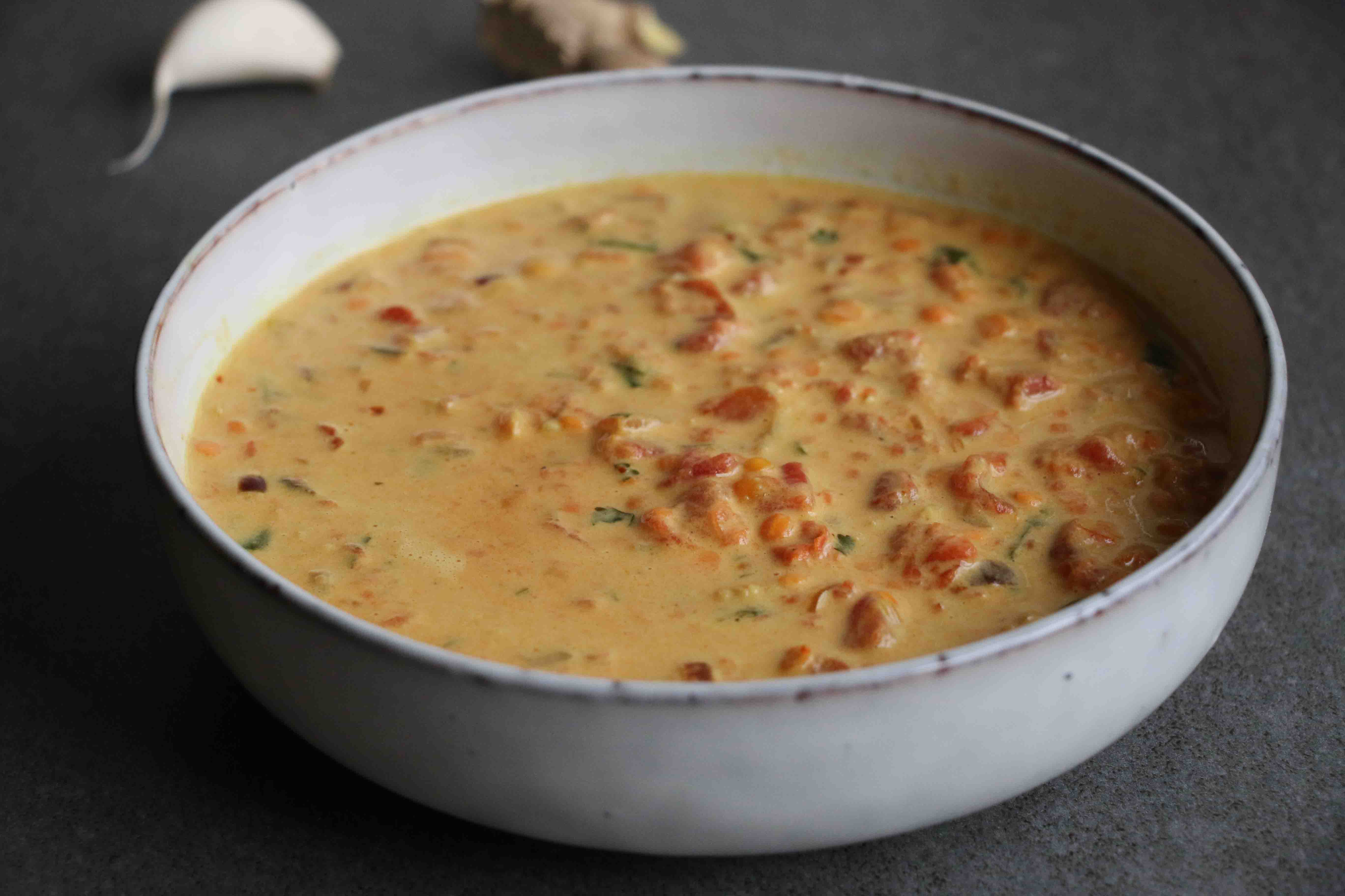 Linsen-Tomaten Suppe mit Curry &amp; Kokos | Vegetastisch