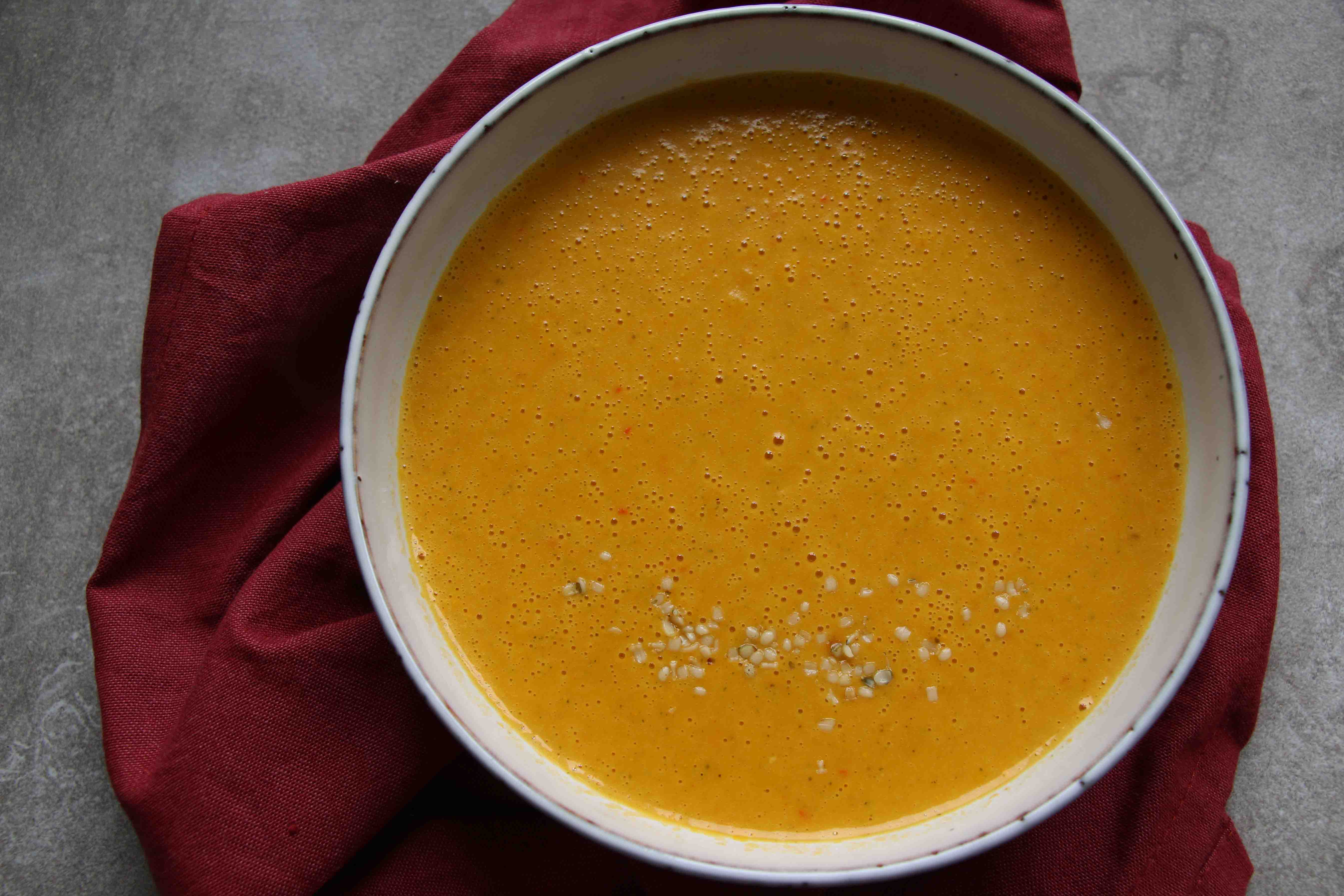 Cremige Zucchini-Paprika Suppe | Vegetastisch