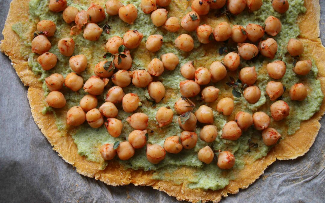 Süßkartoffel-Pizza mit Pesto & Kichererbsen